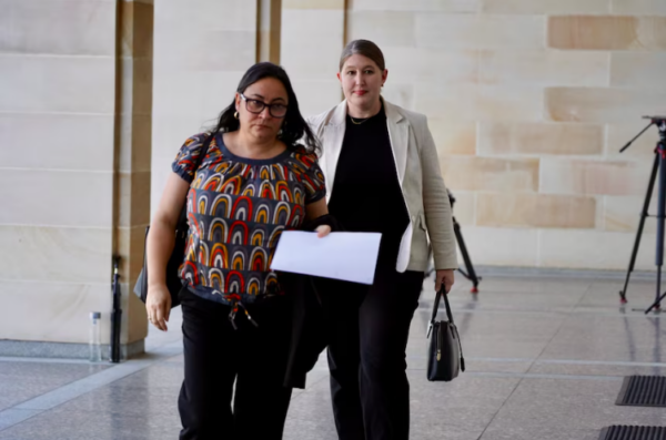 Katie Kiss (front) arrived at the meeting with Human Rights Commissioner Lorraine Finlay. (ABC News: Rhiannon Shine)