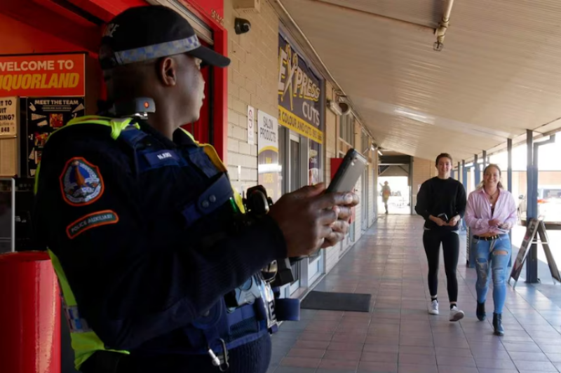 Police auxiliary often work as liquor inspectors outside bottle shops. (ABC News: Steven Schubert)